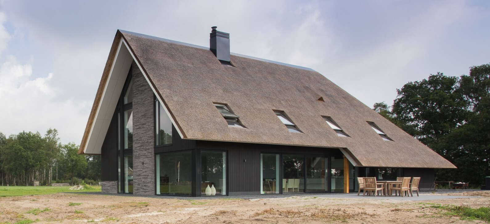 modern huis met rieten dak